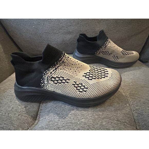 Slip-On Black and Tan Shoes size 37 (Women's size 6.5) - Picture 4 of 6